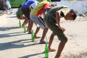 lomba 17 agustus memasukkan pensil ke botol